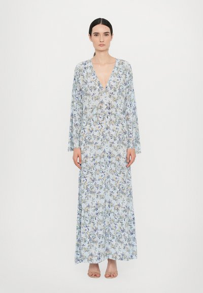 Robe longue à fleurs avec un décolleté en V, des manches longues et une silhouette fluide. Fond bleu clair avec des motifs floraux verts, jaunes et violets.