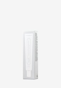 Hvit tube med øyesmør med sølvhette, med minimalisk design og tekst på en grå boks. Inneholder 20g produkt.