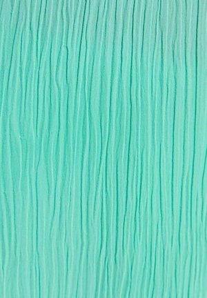 Tela turquesa clara con textura arrugada vertical que crea pliegues estrechos irregulares en toda la superficie.