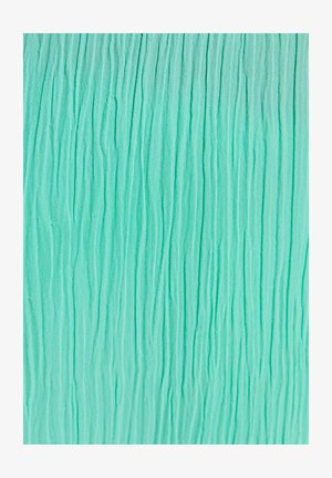 Jasnoturkusowa tkanina z pionową, pofałdowaną fakturą tworzącą nieregularne, wąskie fałdy na całej powierzchni.