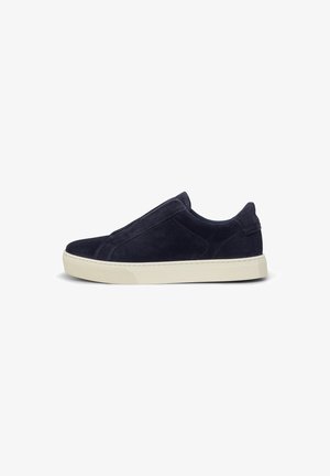 Sneaker scamosciata blu navy a taglio basso con suola in gomma bianca, dettagli di cuciture laterali e inserti elastici per indossarla facilmente senza lacci.