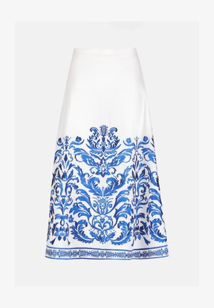 Gonna bianca a linea ad A con ricami floreali e ornamentali blu intricati lungo la metà inferiore e l'orlo.