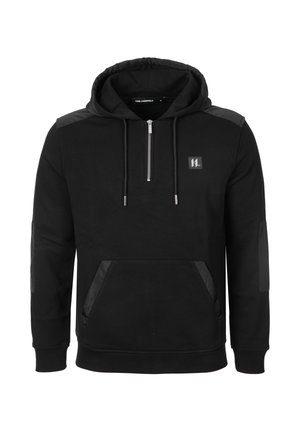 Sudadera negra con capucha, media cremallera frontal, cordones, un bolsillo canguro con ribete, un pequeño logo en el pecho y detalles acolchados en los hombros y codos.