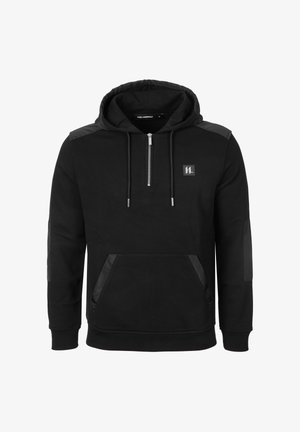 Sort hættetrøje med en halv lynlås foran, snore til hætten, en kengurulomme med kant, et lille logo på brystet samt polstrede skuldre og albuepuder.