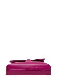 Horkorůžová kožená psaníčko s plochým designem, dekorativní mašlí na horní části a viditelným švem podél okrajů.