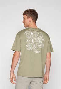 Selected Homme - SLHLOOSE PRINT O-NECK TEE - T-shirt imprimé - vetiver Image miniature 1