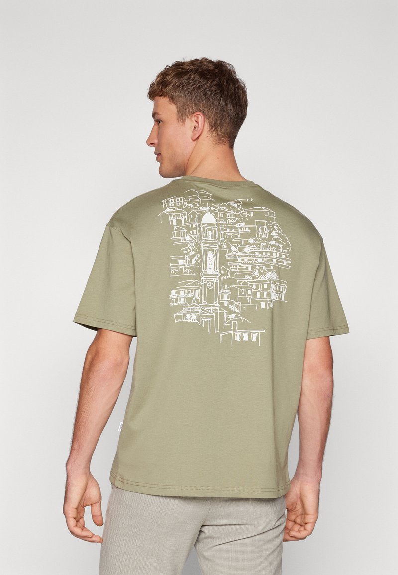 Selected Homme - SLHLOOSE PRINT O-NECK TEE - T-shirt imprimé - vetiver, Agrandir