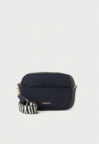 Geantă crossbody din nailon bleumarin cu închidere cu fermoar, având o curea cu model în dungi de zebra și logo-ul Gioseppo pe față. Textură netedă, formă dreptunghiulară.