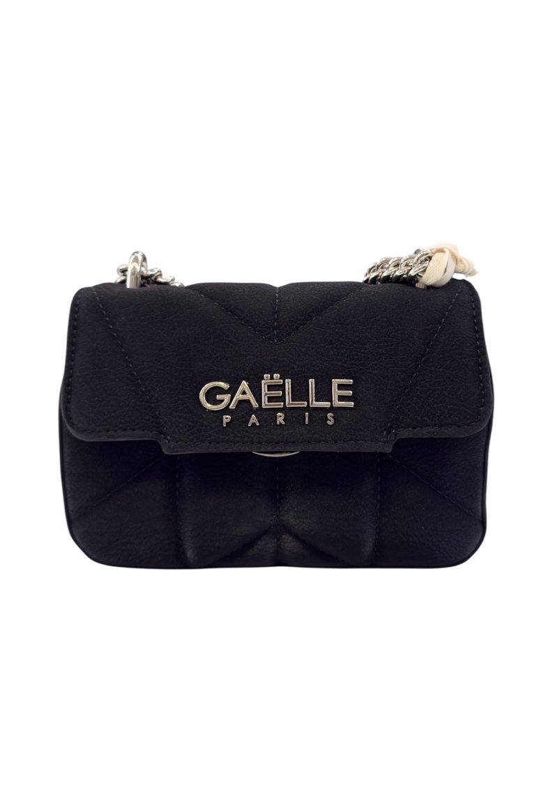 Borsa a tracolla nera in pelle con motivo trapuntato, tracolla in catena metallica e logo dorato "GAËLLE PARIS" sulla parte anteriore. Forma rettangolare compatta.