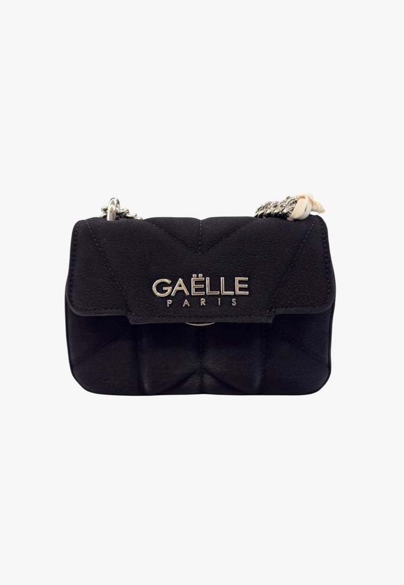 Borsa a tracolla nera in pelle con motivo trapuntato, tracolla in catena metallica e logo dorato "GAËLLE PARIS" sulla parte anteriore. Forma rettangolare compatta.
