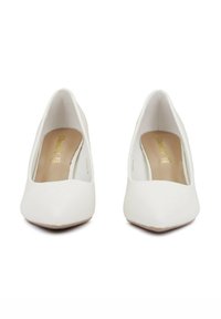 Scarpe con tacchi alti bianchi con design a punta, finitura liscia e soletta beige, con lettering dorato all'interno.