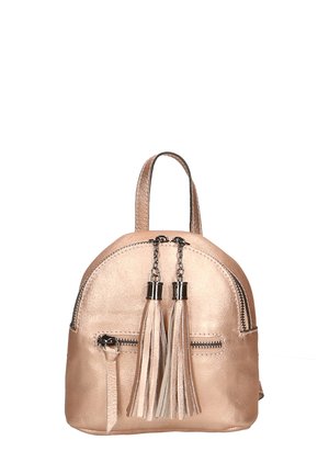 Roze gouden neplederen rugzak met een gebogen bovenkant, een voorvak met rits en dubbele franje aan de hoofdrits.