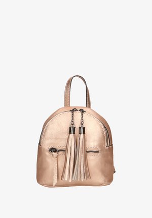 Roze gouden neplederen rugzak met een gebogen bovenkant, een voorvak met rits en dubbele franje aan de hoofdrits.