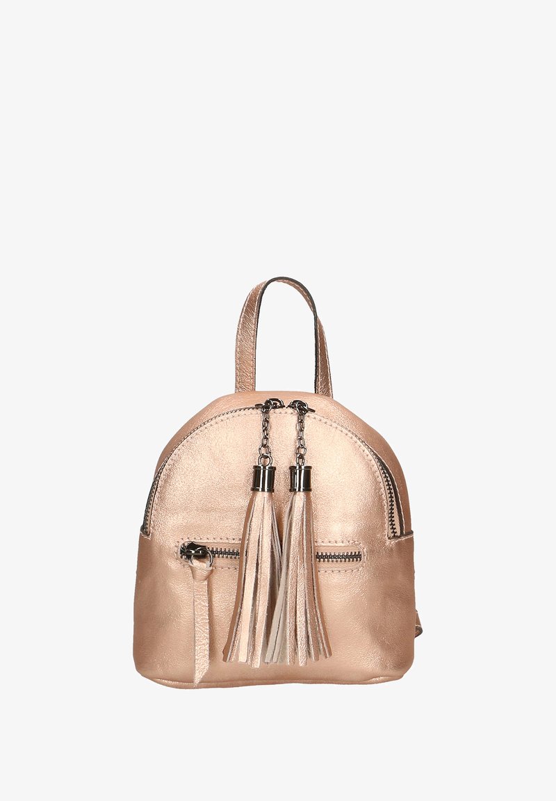 Sac à dos en faux cuir rose doré avec un dessus en arc, une poche zippée à l'avant et deux franges suspendues aux tirettes de la fermeture principale.