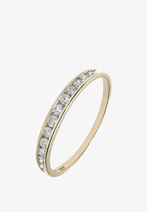 Gouden ring met een dunne band, voorzien van een rij kleine, ronde heldere stenen aan de bovenkant. Glad oppervlak met gepolijste afwerking.