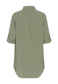 Chemise vert olive à manches longues avec manches retroussées et détail de pli dans le dos.