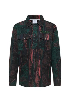 Veste chemise à motifs verts et rouges avec des manches longues, deux poches poitrine, fermeture à boutons et un logo brodé sur le côté gauche.