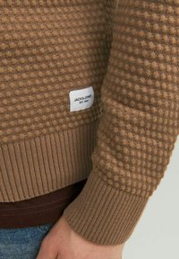 Jack & Jones JJEATLAS CREW NECK - Maglione - otter