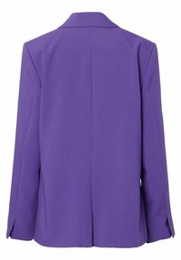 Blazer violet sur mesure vu de dos, manches longues et une couture centrale allant verticalement au milieu.