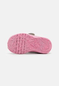 Superfit SPOTTY - Chinelos - grau