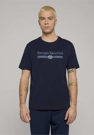 Marineblauw katoenen T-shirt met het "Sergio Tacchini" logo in lichtblauw met horizontale strepen, ronde hals, korte mouwen. Soepele textuur.