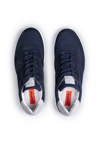 Marineblau Sneakers aus Mesh- und Wildledermaterialien, mit runder Spitze, kontrastierender weißer Außensohle und roten Etikett-Details auf der Innensohle.