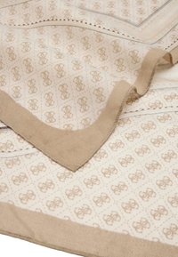 Sciarpa beige con motivo caratterizzato da un sottile design del logo, con una consistenza morbida e un bordo di un marrone chiaro in contrasto.