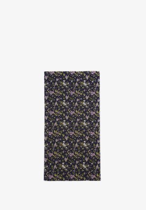 Mørkt stof med et tæt mønster af små lyserøde, hvide og blå blomster samt grønne blade, jævnt spredt over hele fladen.