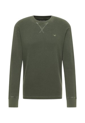 Camisa de manga larga verde oliva con textura acanalada, cuello redondo y pequeño logo. Cuenta con puños ajustados y detalle de costura en el cuello.