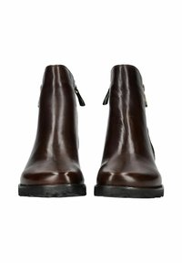 Botas de cuero marrón hasta el tobillo con un acabado liso, punta redondeada y una cremallera en el lado exterior. Suela de goma negra con un dibujo texturizado.