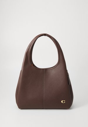 Sac hobo en cuir brun avec une anse incurvée, finition texturée, accessoires en métal doré et détail zippé sur le côté.
