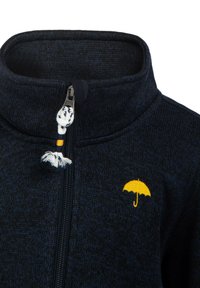 Tamsiai mėlynas užtraukiamas fliso džemperis su aukštu apykakle, tekstūruotu audiniu, geltona skėčio siuvinėjimu ir dekoratyviu užtrauktuko traukimo elementu su kutais.