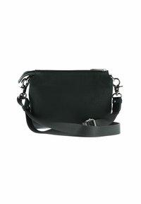 Sac en cuir noir à bandoulière, avec une texture granuleuse, fermeture éclair supérieure et bandoulière ajustable dotée de fermoirs en argent, sur fond blanc.