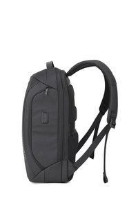 Sac à dos noir au design épuré, fabriqué en tissu résistant, avec des bretelles rembourrées, un compartiment zippé et des accents texturés.