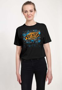 T-shirt nera a maniche corte con un design pixelato colorato in tonalità di blu e grigio, e un logo arancione "NERF" al centro.