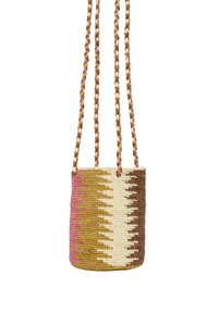 Woven handbag z gradientowym wzorem w odcieniach różu, beżu i brązu. Plecione paski dołączają do cylindrycznego kształtu. Teksturowana powierzchnia.