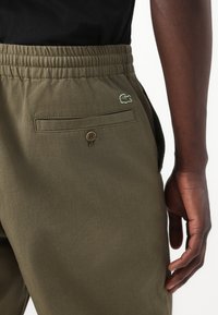 Lacoste Pantaloni - olive