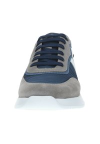 Zapatillas para hombres que presentan una combinación de ante gris y textil azul marino, con una suela de goma blanca y cordones en azul marino. Diseño estructurado con acentos en el panel lateral.