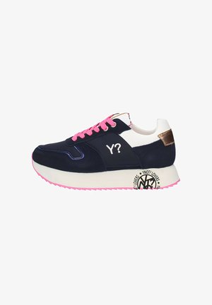 Sneaker blu navy con accenti bianchi e rosa, caratterizzata da lacci rosa, materiali in suede e rete, una spessa suola bianca e dettagli con logo.
