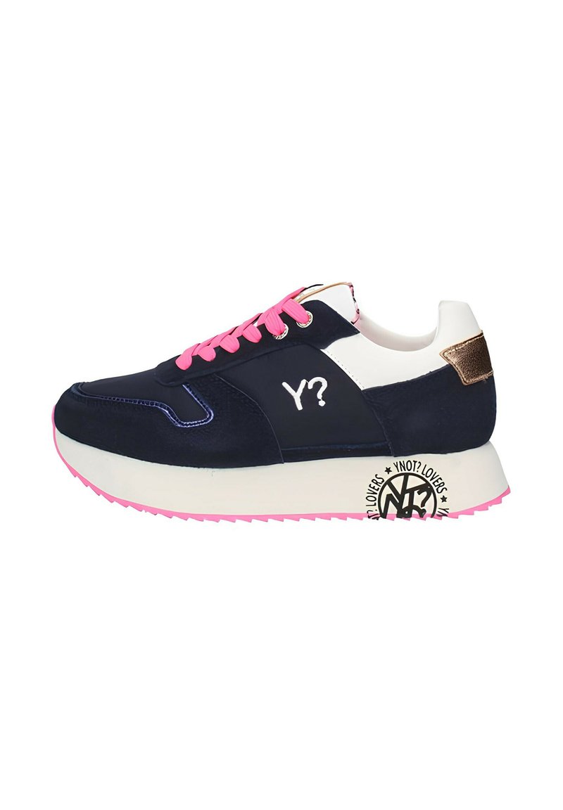 Sneaker blu navy con accenti bianchi e rosa, caratterizzata da lacci rosa, materiali in suede e rete, una spessa suola bianca e dettagli con logo.