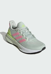 Zapatilla deportiva gris claro con detalles en rosa y verde neón, parte superior sintética texturizada, diseño con cordones y entresuela blanca con suela negra.