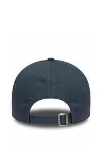 Dunkelblaues Baseballcap mit gebogenem Schirm, verstellbarem Riemen hinten und einem Knopf oben. Glatte Textur, aus Stoffmaterial hergestellt.