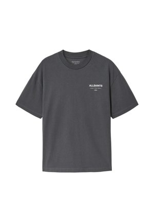 Donkergrijs T-shirt met korte mouwen en witte tekst "ALLSAINTS London" met kleine Japanse tekens op de linkerborst.