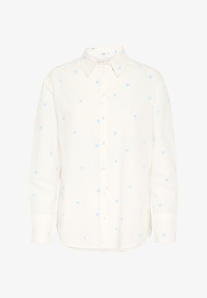 Valkoinen pitkähihaisella kauluspaita, jossa on tasaisesti jakautuneita pieniä vaaleansinisiä sydämiä.