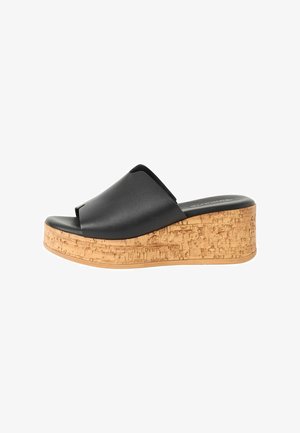 Černá kožená platformová sandála s klínovým podpatkem z korku, s hladkou matnou texturou a otevřenou špičkou.