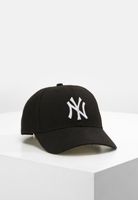 Casquette de baseball noire en tissu, avec une couronne structurée, une visière courbée, et un logo "NY" brodé en blanc à l'avant.
