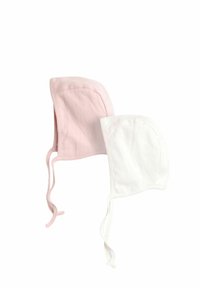 Due berretti per bambini, uno rosa e uno bianco, realizzati in morbido cotone, con forma arrotondata, legature laterali e una sottile texture.