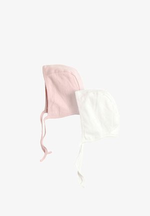 Twee babyhoedjes, één roze en één wit, gemaakt van zacht katoen, met een ronde vorm, zijbandjes en een subtiele textuur.