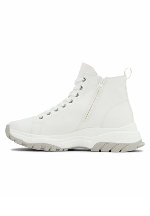 Weißer High-Top-Sneaker mit dicker Sohle, Schnürung vorne, seitlichem Reißverschluss und Zuglasche auf einer hellgrauen, gemusterten Außensohle.