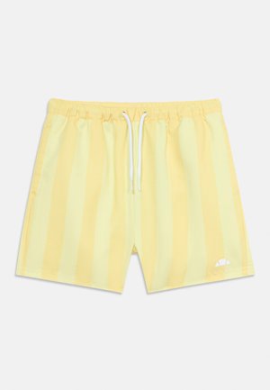 Short de bain jaune à rayures verticales, taille élastique, cordon blanc, poches latérales et petit logo blanc sur la jambe inférieure gauche.